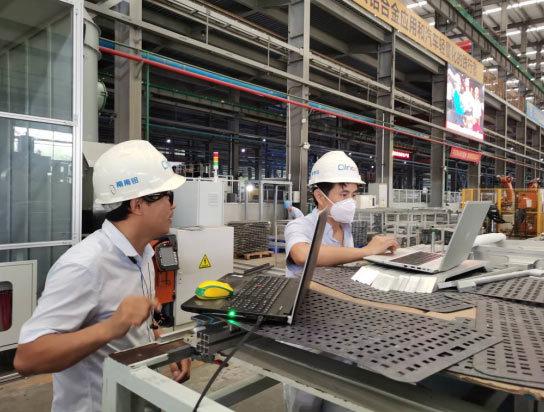 借助中国移动5g网络,工作人员正在开展产品良品率检测工作(广西移动供